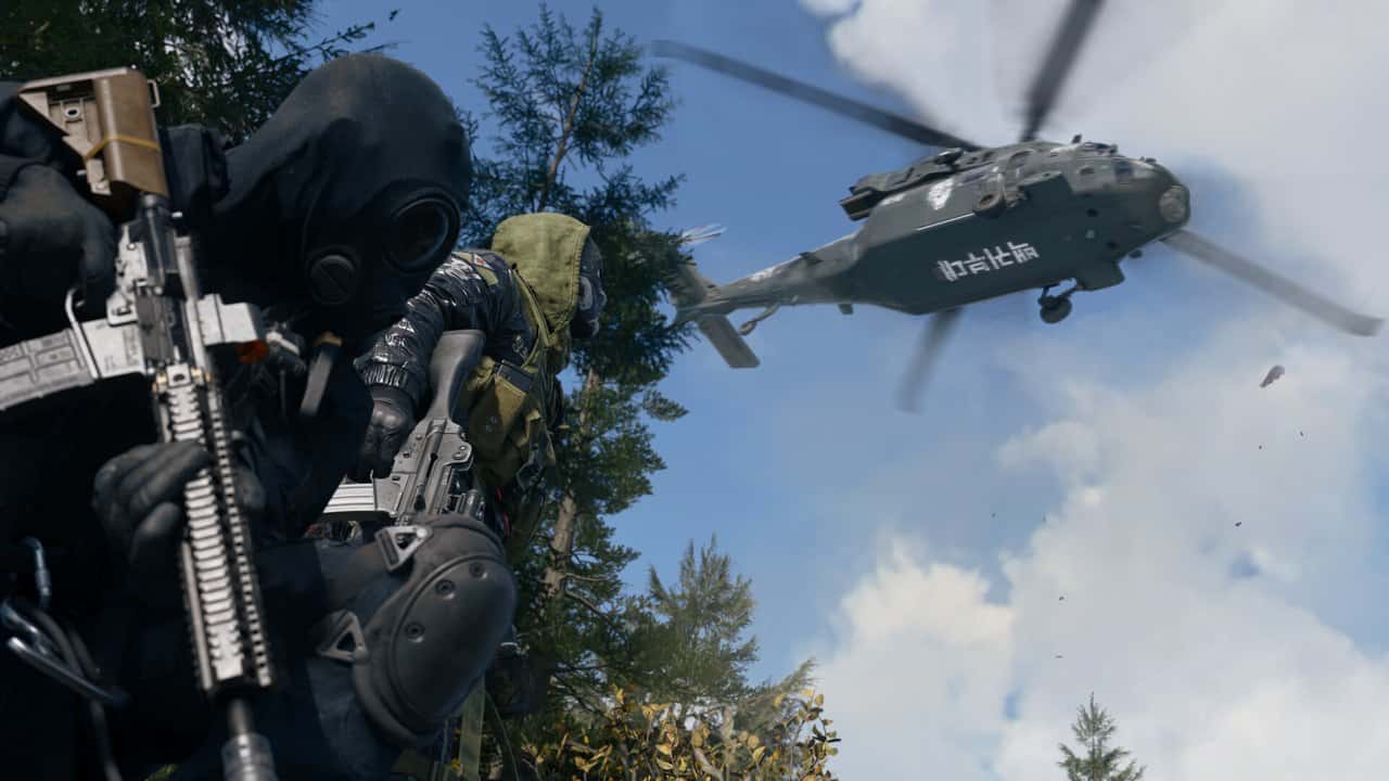 Call of Duty Modern Warfare 4'te helikopter eşliğinde ilerleyen asker timi