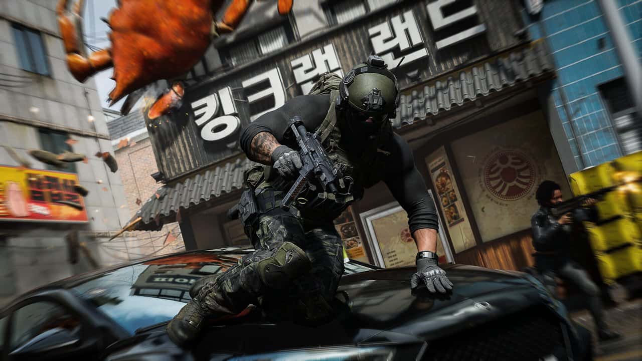 Modern Warfare 4'te Korece tabelalı bir sokakta arabanın üzerinden atlayan silahlı asker