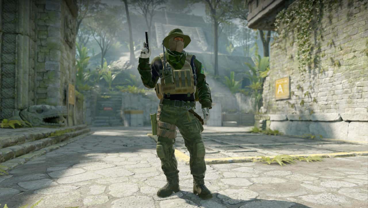 Counter-Strike 2'de antik taş yapılar arasında tabancasını kaldıran bir CT ajanı