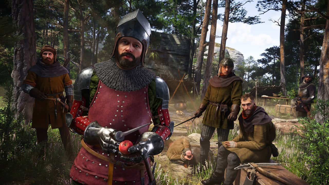 Kingdom Come: Deliverance II'de kırmızı zırhlı Henry'nin ormanda askerlerle durduğu sahne