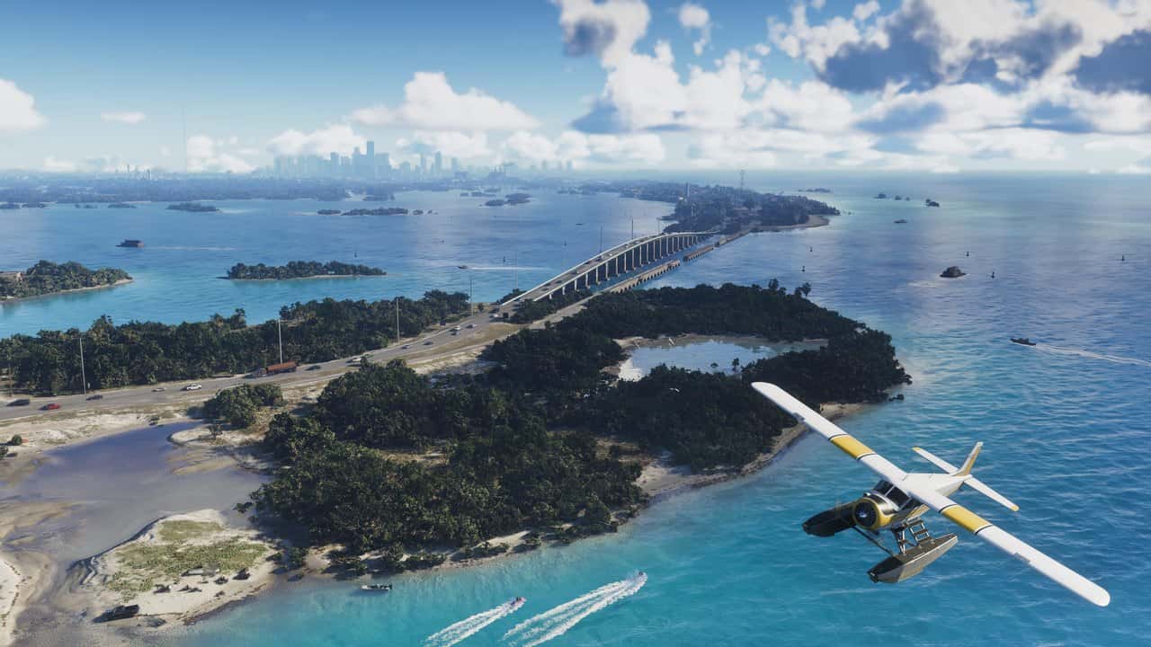 GTA 6'nın Leonida Keys bölgesinde turkuaz denizin üzerinde alçaktan uçan bir deniz uçağı