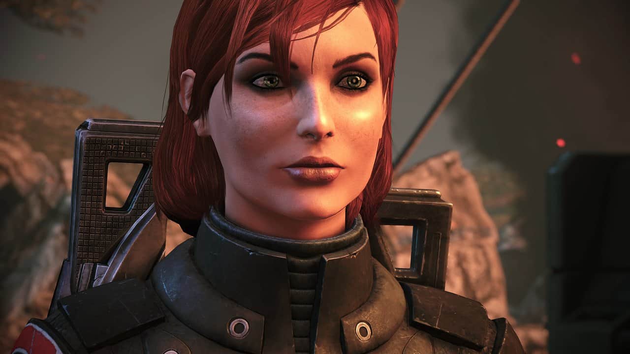 Mass Effect Legendary Edition'da kızıl saçlı kadın Komutan Shepard'ın yakın plan yüz görüntüsü