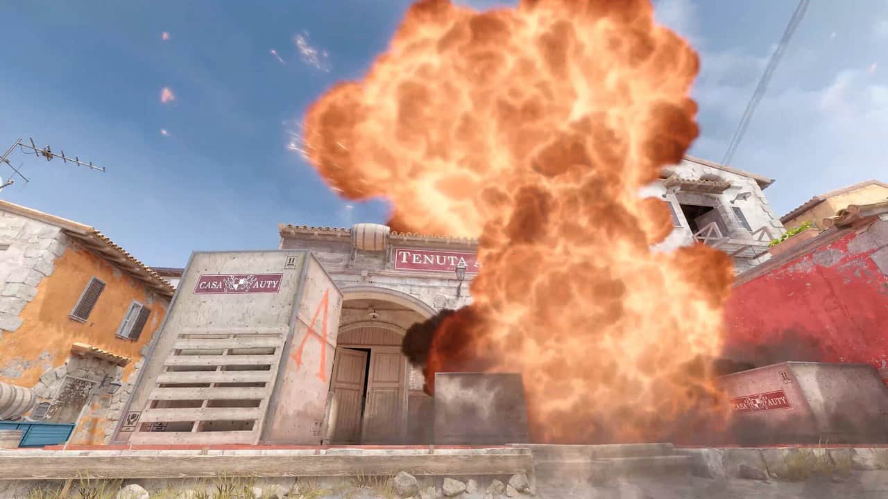 Counter-Strike 2'de renkli bir sokakta binaların önünde büyük bir patlama
