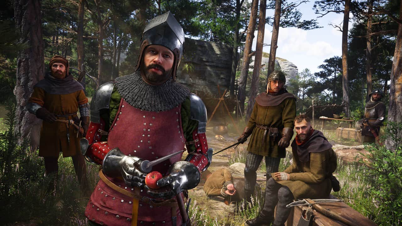 Kingdom Come: Deliverance II'de kırmızı zırhlı Henry'nin ormanda askerlerle durduğu sahne