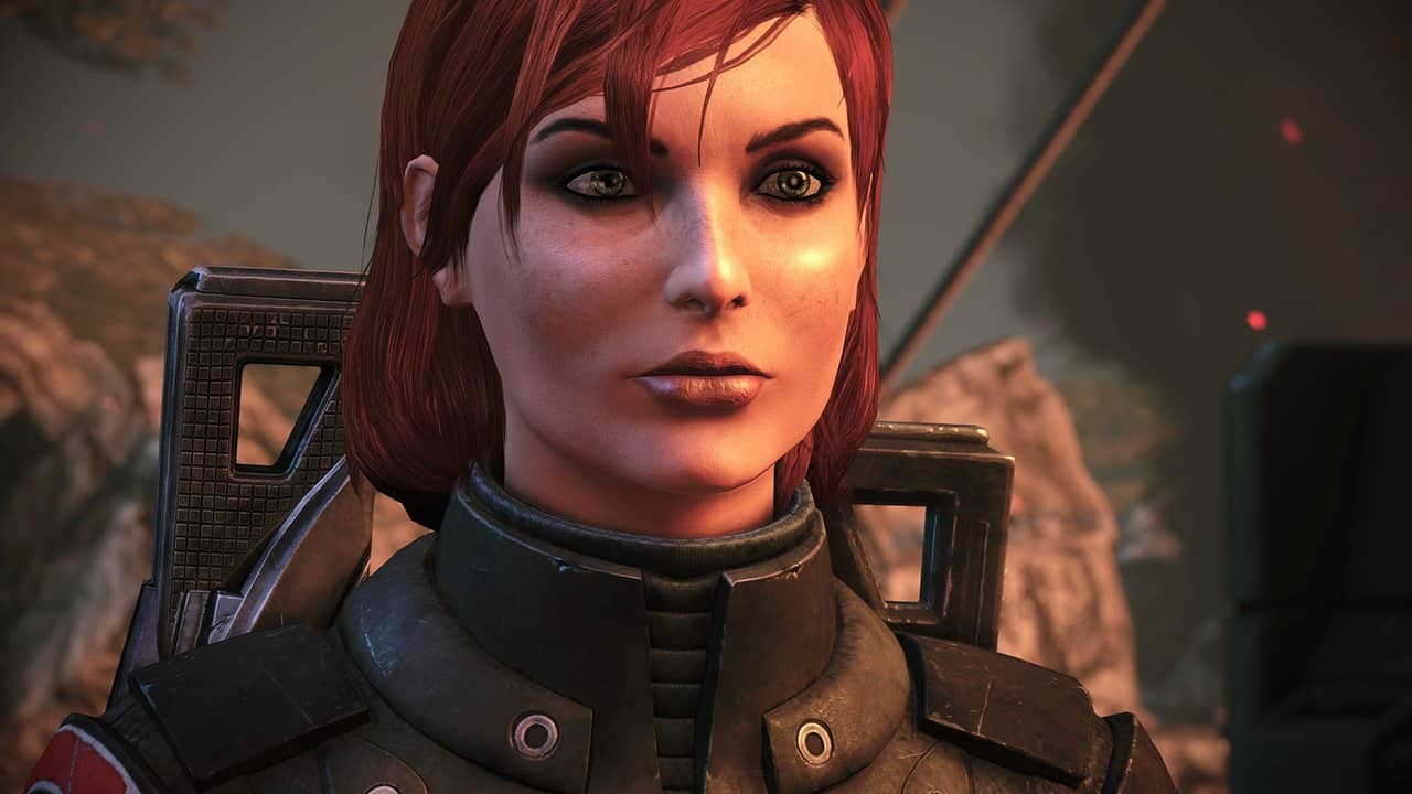 Mass Effect Legendary Edition'da kızıl saçlı kadın Komutan Shepard'ın yakın plan yüz görüntüsü