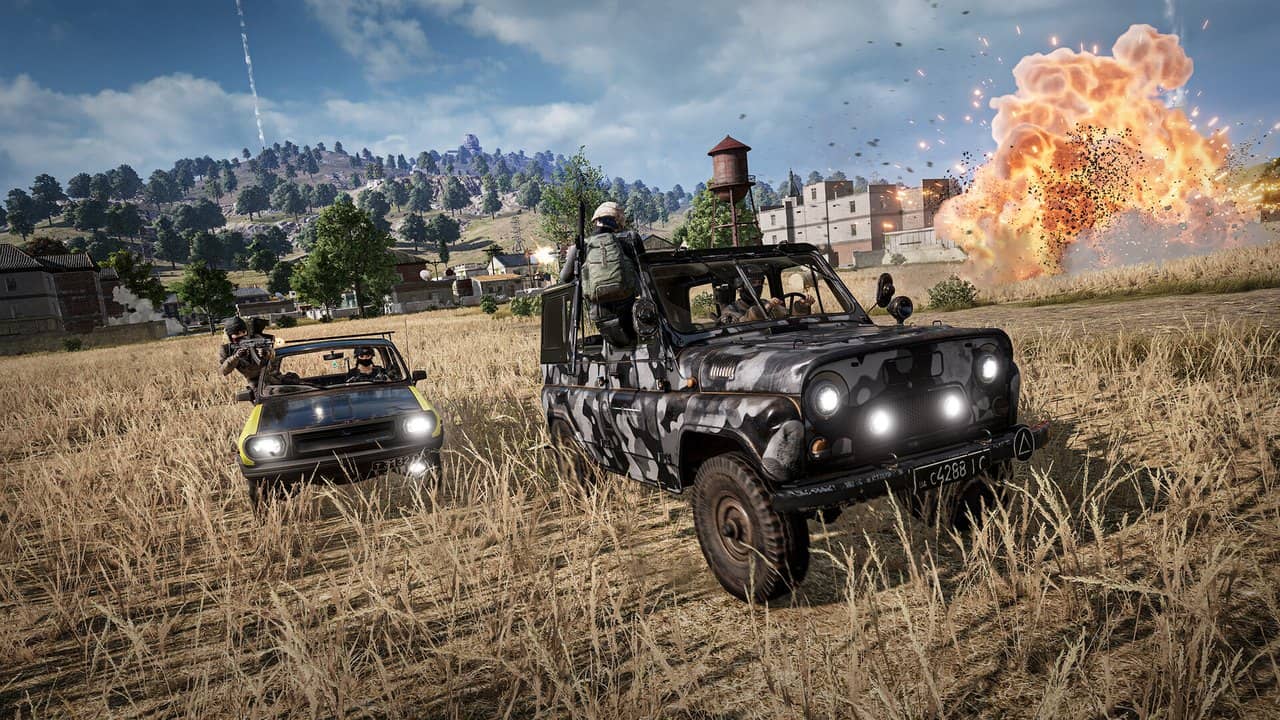 PUBG: Battlegrounds'ta buğday tarlasında ilerleyen kamuflajlı cip ve arkada patlama