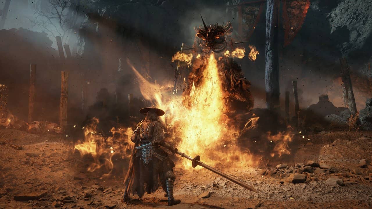 Phantom Blade Zero'da alevler arasında ateş saçan bir düşmana karşı kılıcıyla savaşan Soul
