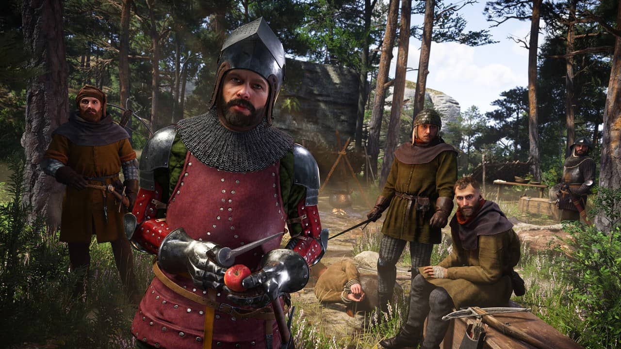 Kingdom Come: Deliverance II'de kırmızı zırhlı Henry'nin ormanda askerlerle durduğu sahne