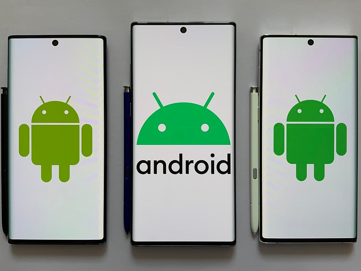 Android logos on Samsung smartphones