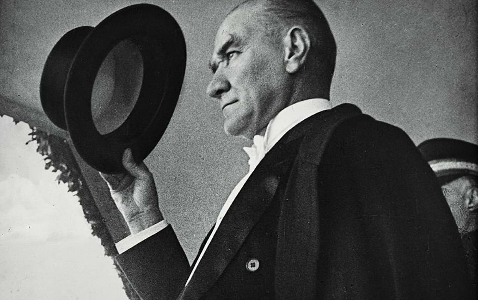 "Beni görmek demek mutlaka yüzümü görmek demek değildir. Benim fikirlerimi, benim duygularımı anlıyorsanız ve hissediyorsanız, bu kafidir."  Büyük Önder Mustafa Kemal Atatürk’ü minnetle anıyoruz.