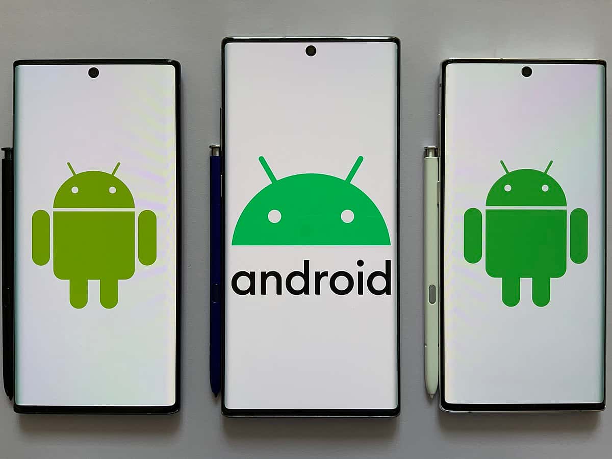 Android logos on Samsung smartphones