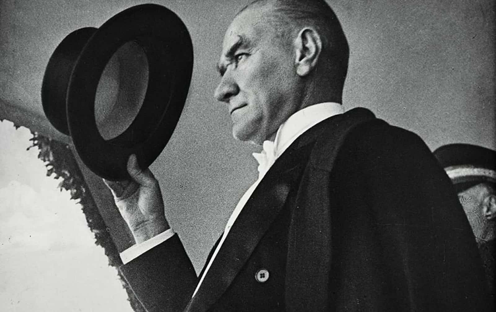 "Beni görmek demek mutlaka yüzümü görmek demek değildir. Benim fikirlerimi, benim duygularımı anlıyorsanız ve hissediyorsanız, bu kafidir." Büyük Önder Mustafa Kemal Atatürk’ü minnetle anıyoruz.