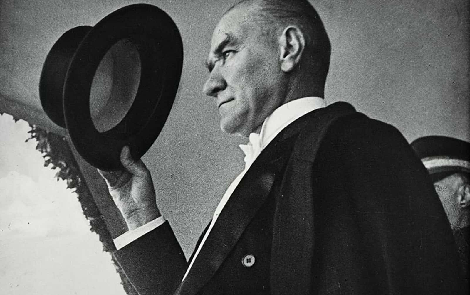 "Beni görmek demek mutlaka yüzümü görmek demek değildir. Benim fikirlerimi, benim duygularımı anlıyorsanız ve hissediyorsanız, bu kafidir." Büyük Önder Mustafa Kemal Atatürk’ü minnetle anıyoruz.