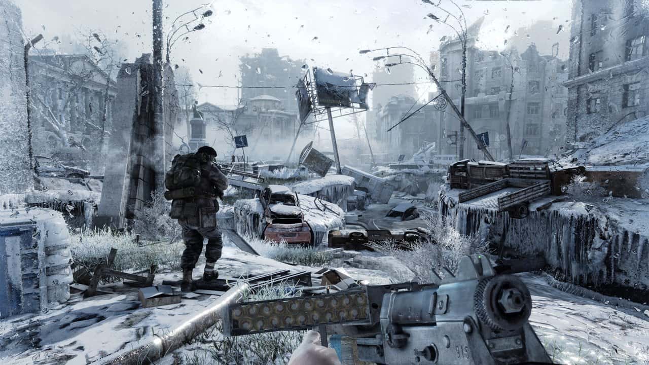 Metro 2033 Redux'ta karla kaplı yıkık Moskova sokağında ilerleyen karakter
