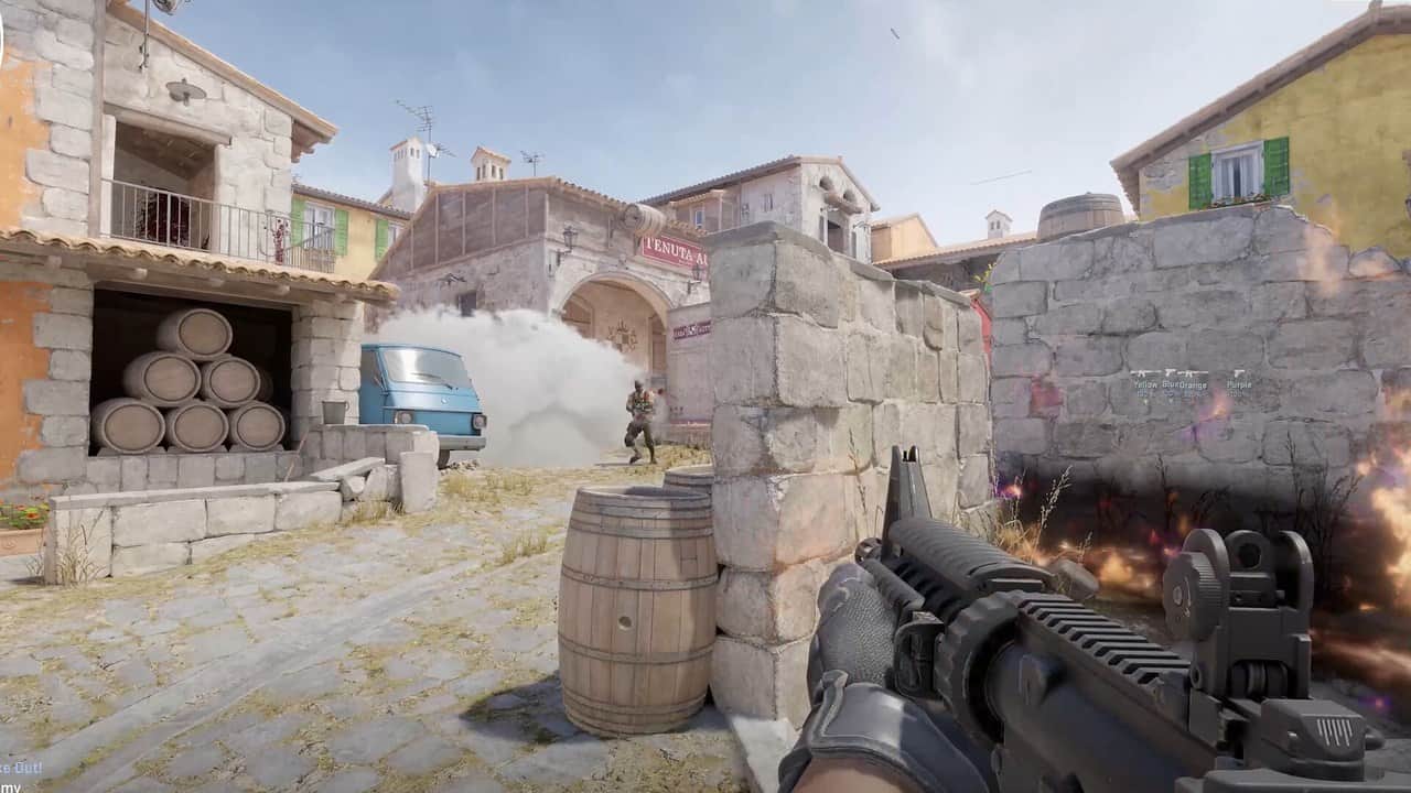 Counter-Strike 2'de Akdeniz kasabası sokağında tüfekle ilerleyen bir oyuncunun bakış açısı