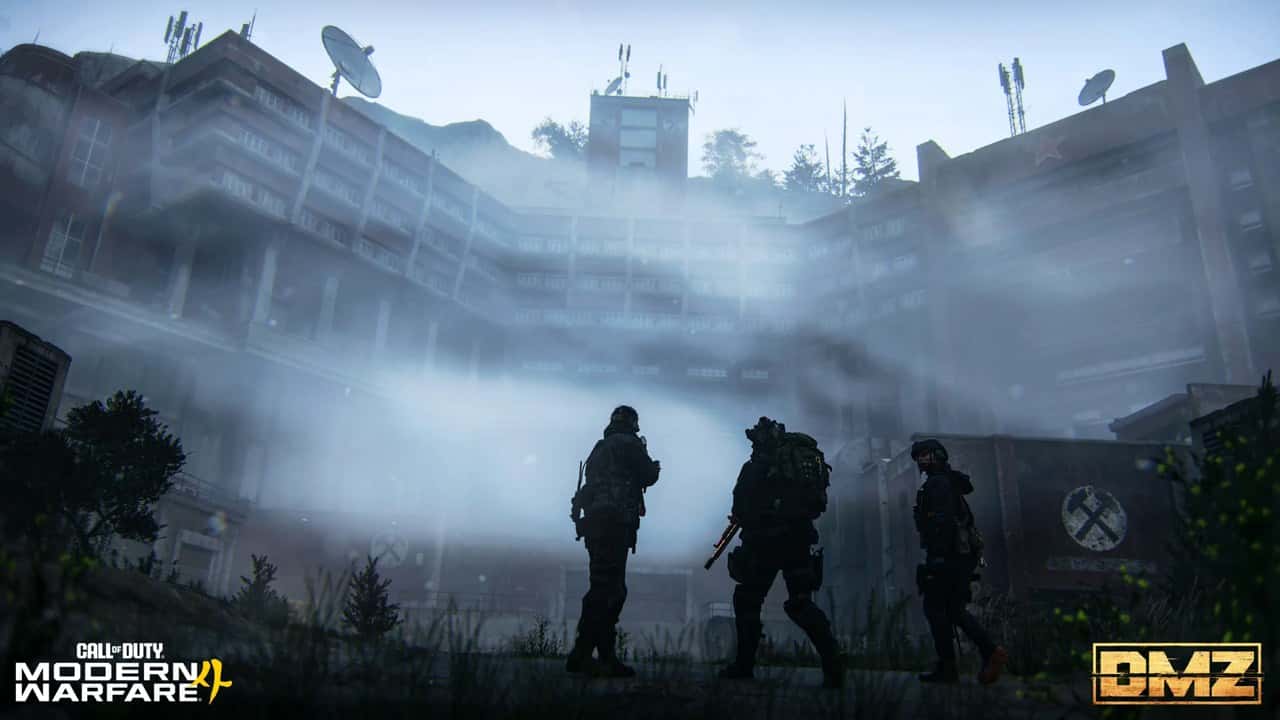 Modern Warfare 4'te sisli bir binanın önünde ilerleyen üç asker silueti
