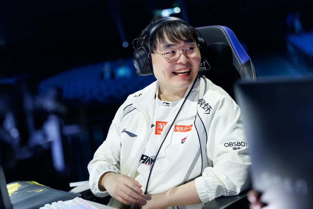 Worlds 2026 İsviçre aşaması 2. günde sahnede gülümseyen bir Top Esports oyuncusu