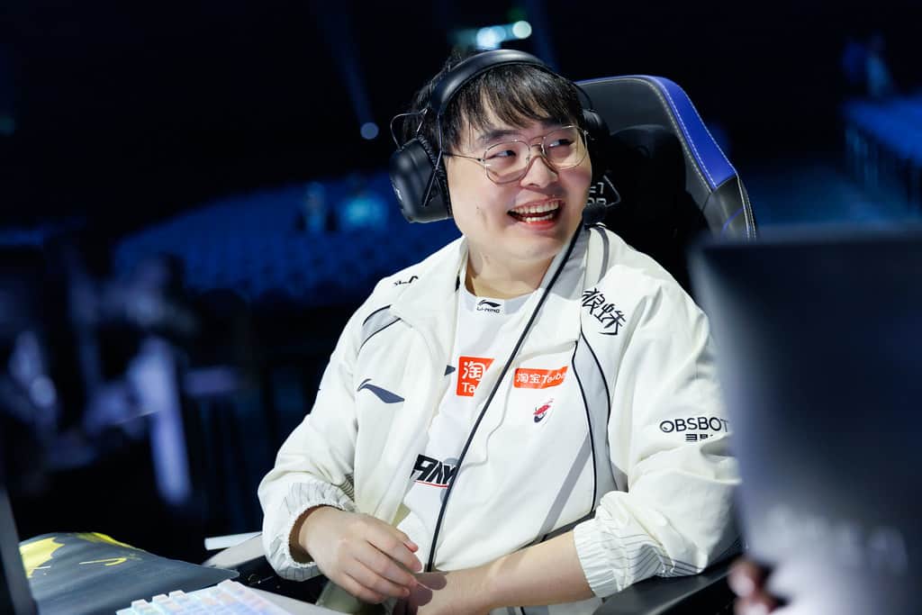 Worlds 2026 İsviçre aşaması 2. günde sahnede gülümseyen bir Top Esports oyuncusu