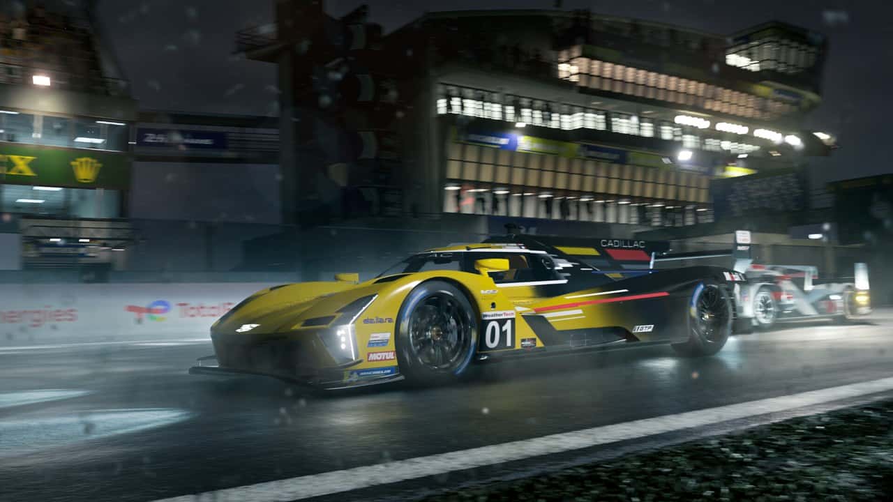 Forza Motorsport'ta gece pistte yarışan sarı bir yarış arabası