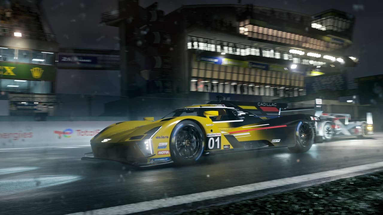 Forza Motorsport'ta gece pistte yarışan sarı bir yarış arabası