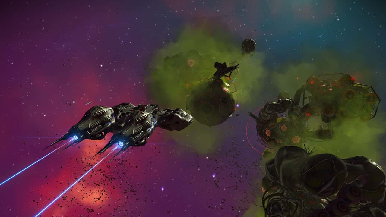 No Man's Sky FORSAKEN güncellemesinde yeşil bir nebulada uçan biyomekanik korvet gemileri