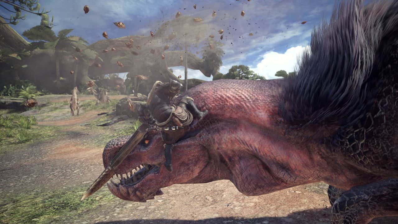 Monster Hunter: World'de ormanlık bir alanda kükreyen pembe tüylü dev bir canavar