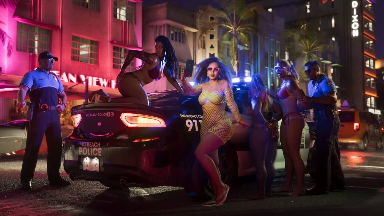 GTA 6'da Vice City'de gece neon ışıkları altında polis arabasının yanında duran polisler ve kalabalık