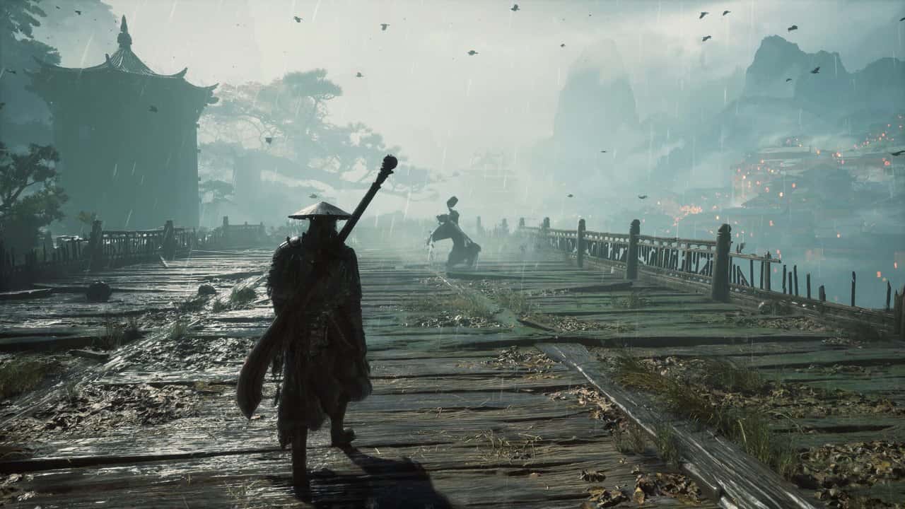 Phantom Blade Zero'da sisli bir ahşap köprüde kılıcını taşıyan Soul