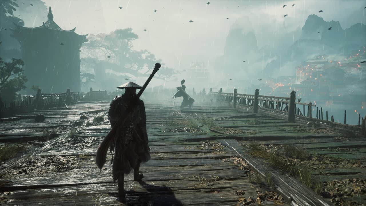 Phantom Blade Zero'da sisli bir ahşap köprüde kılıcını taşıyan Soul