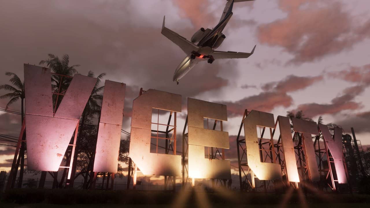 GTA 6'da gün batımında dev Vice City tabelasının üzerinden alçaktan geçen bir yolcu uçağı
