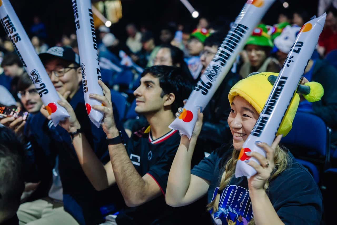 Worlds 2026 İsviçre aşaması 3. günde tribünde şişme çubuklarla takımlarını destekleyen League of Legends taraftarları