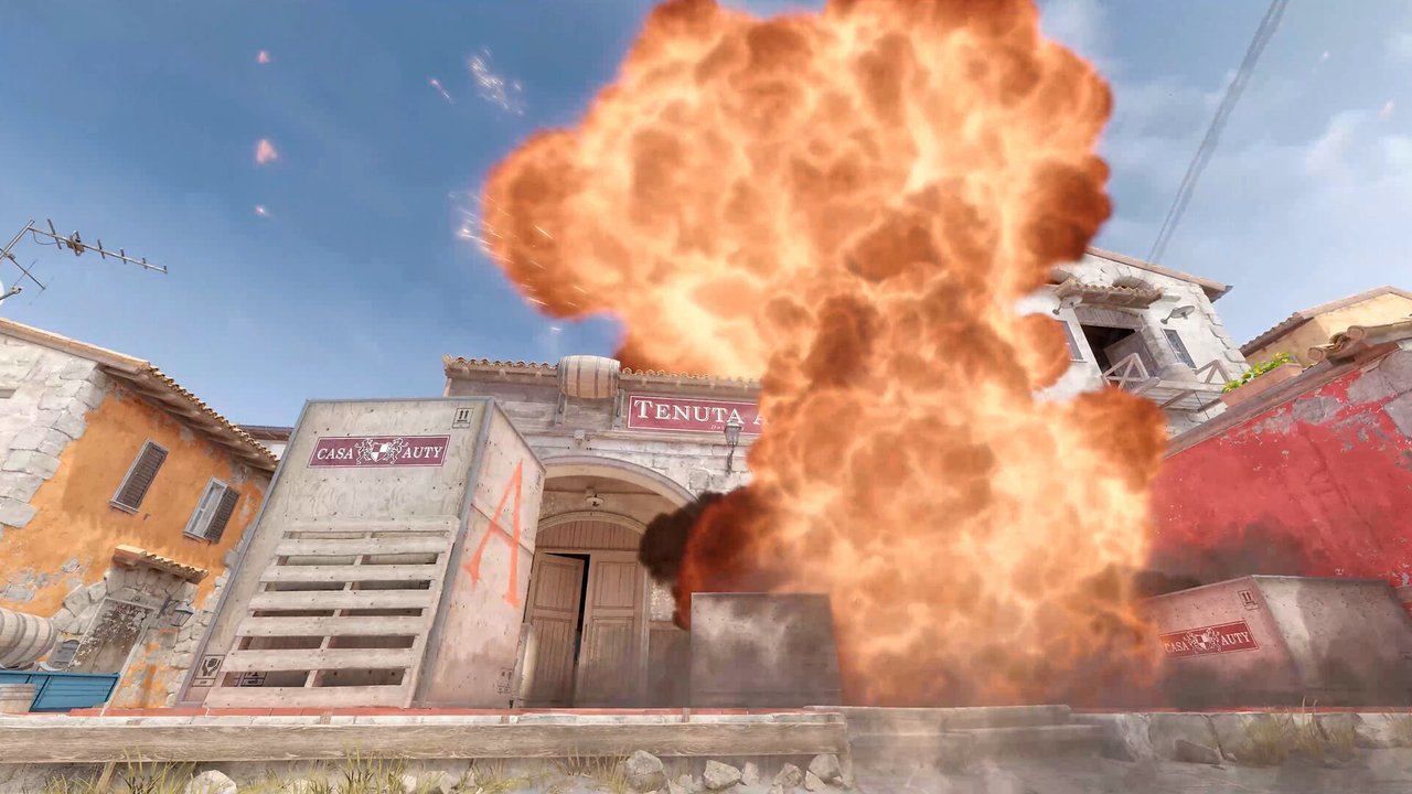 Counter-Strike 2'de bir sokakta patlayan el bombasının ateş topu