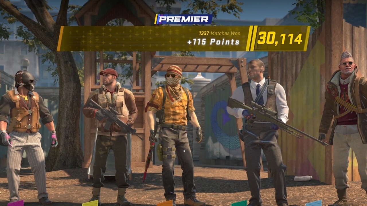 Counter-Strike 2 Premier ekranında silahlarıyla yan yana duran beş kişilik terörist takımı