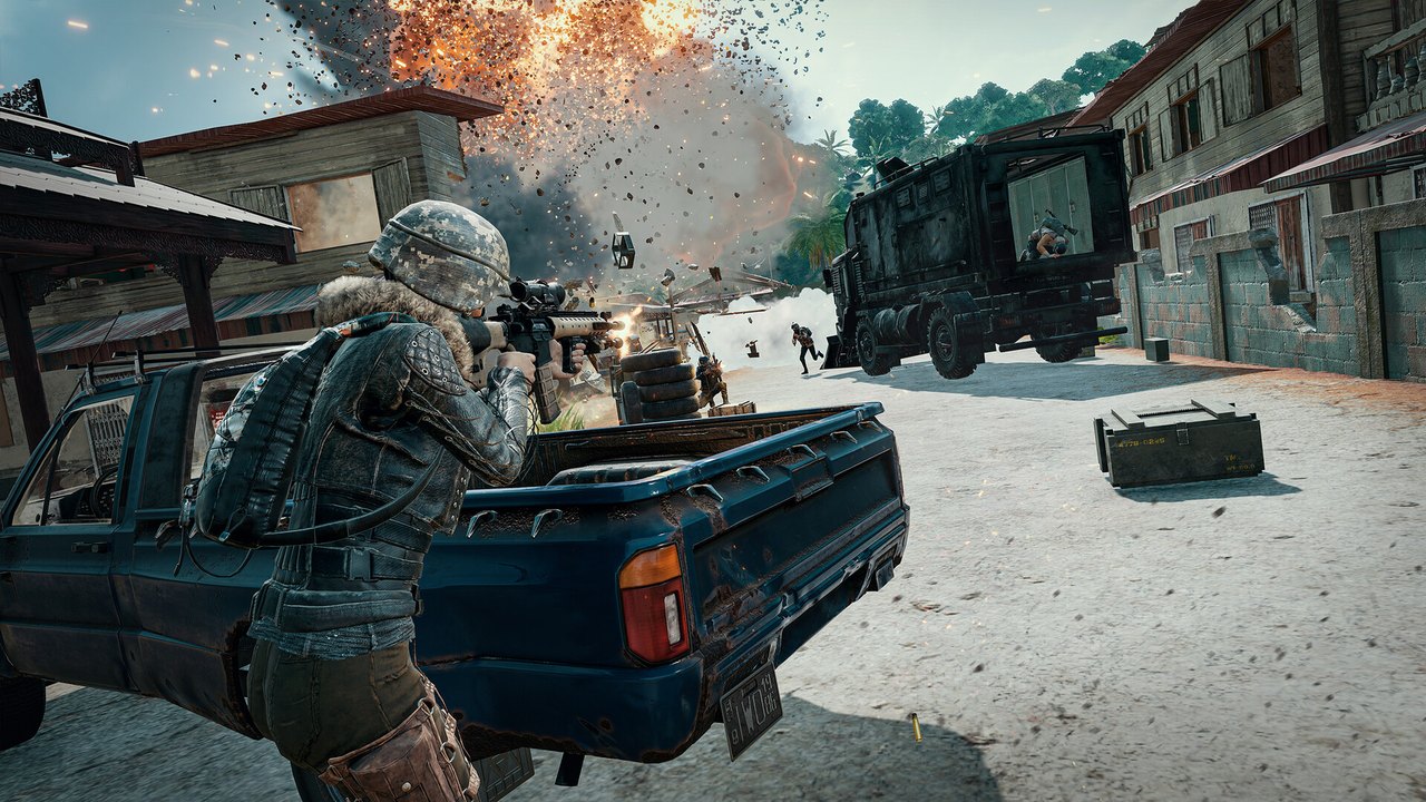 PUBG: Battlegrounds'un karlı haritasında kamyonet arkasında siper alan oyuncu