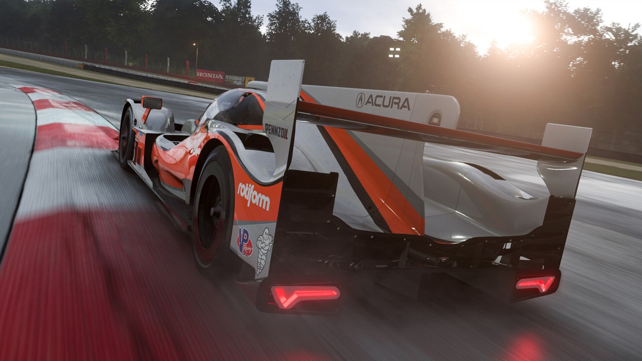 Forza Motorsport'ta gün batımında virajı dönen prototip yarış arabası