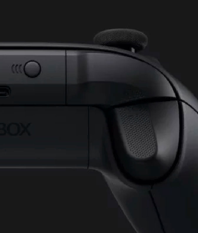 Siyah Xbox kablosuz kumandasının yakın çekim görüntüsü