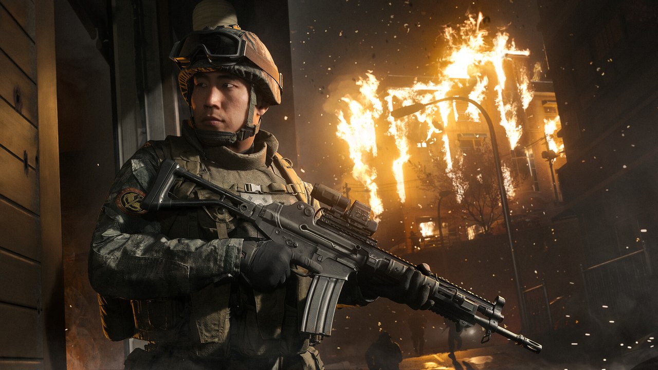 A soldier carrying a rifle in front of flames in Call of Duty Modern Warfare 4