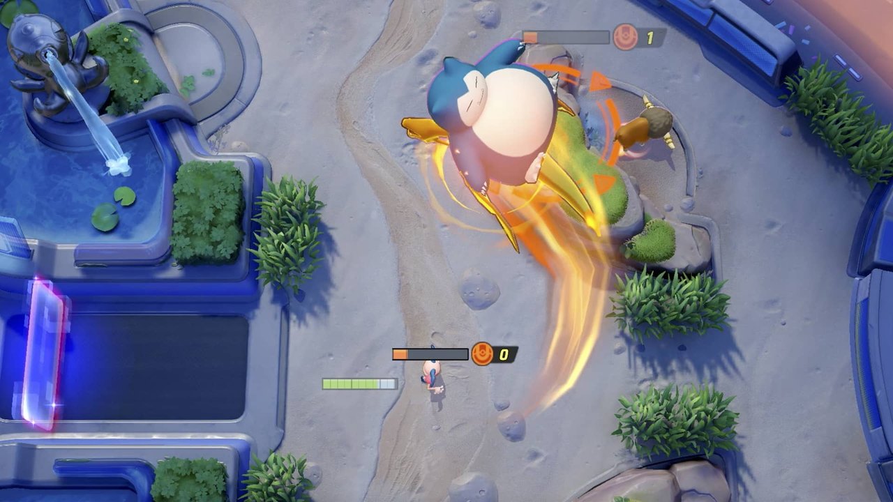 Pokémon UNITE'ta çimenli arenada saldırı yapan bir Pokémon'u gösteren maç ekranı