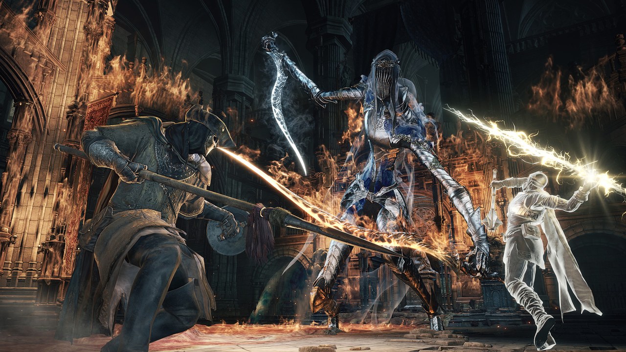 Dark Souls III'te parlayan kılıçlarla dövüşen savaşçılar