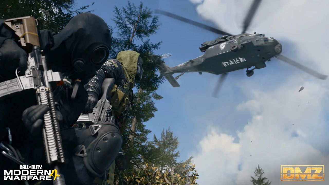 Modern Warfare 4 DMZ modunda tüfekli bir operatör ve havadaki helikopter