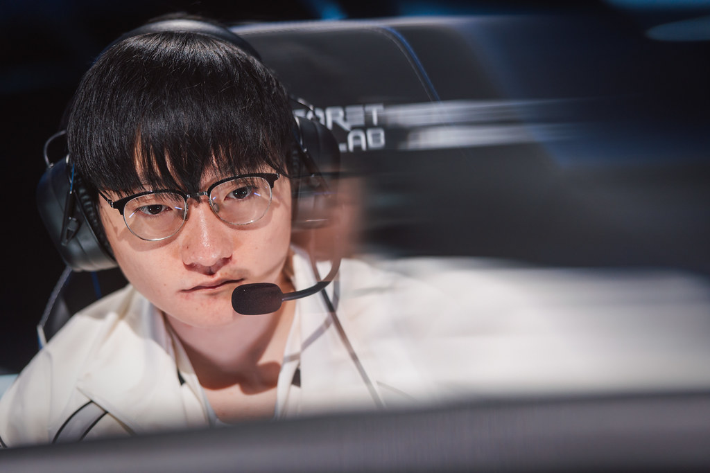 A player focused on the game on stage during Day 2 of the Worlds 2026 Swiss Stage