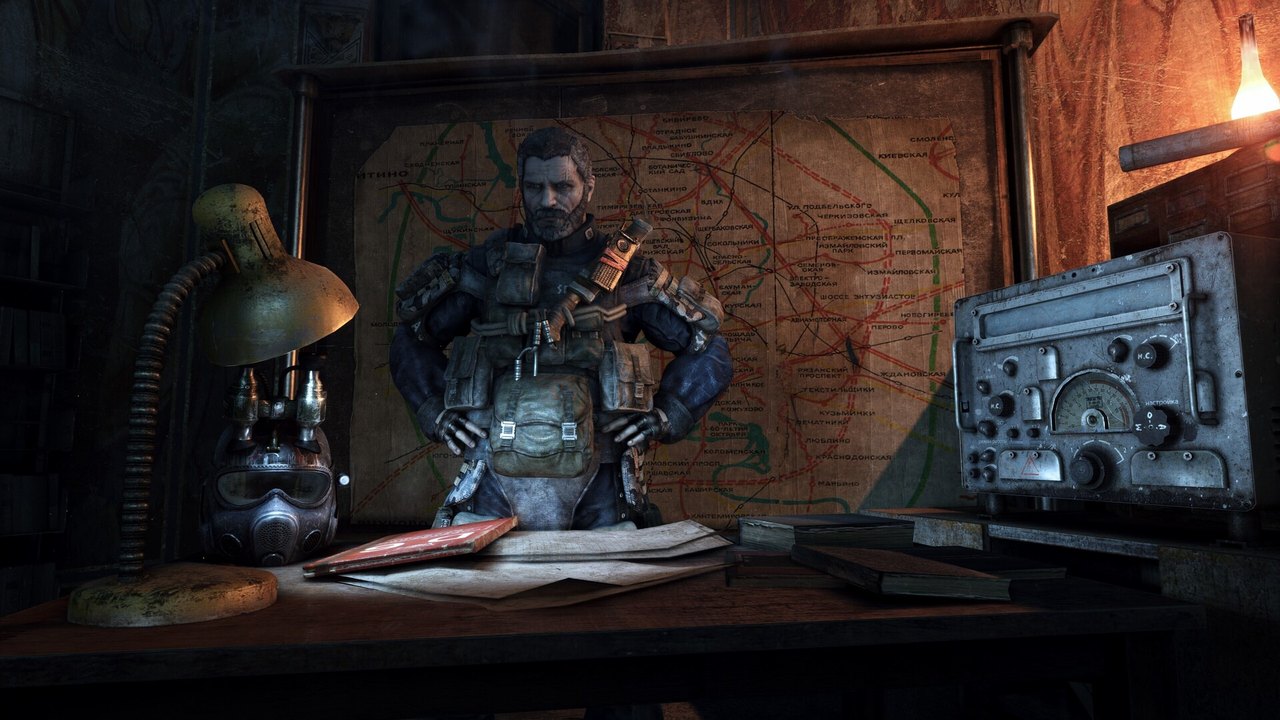 Metro 2033 Redux'ta lamba ışığında haritaların başında duran metro istasyonu sakini