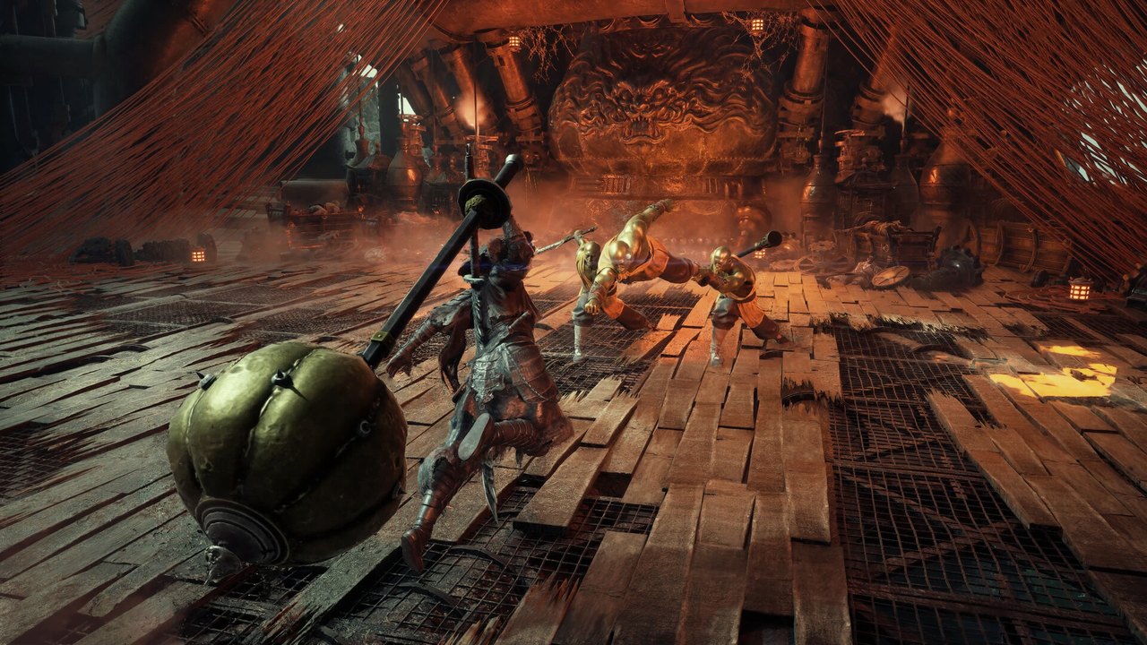 Phantom Blade Zero'da ahşap bir arenada dev topuz taşıyan düşmanla savaşan Soul