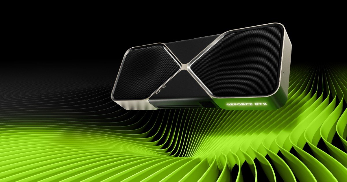 NVIDIA'nın resmi RTX 5080 tanıtım görselinde siyah ve gümüş renkli çift fanlı ekran kartı