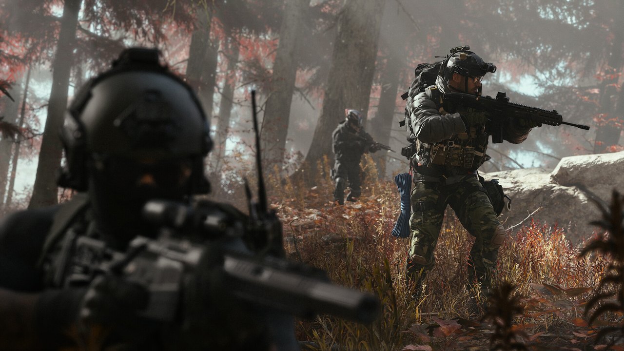 Modern Warfare 4'te sonbahar ormanında silahlarıyla ilerleyen gece görüşlü askerler