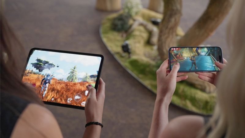 No Man's Sky'ın aynı anda bir iPad ve bir iPhone ekranında oynandığı resmi tanıtım görseli