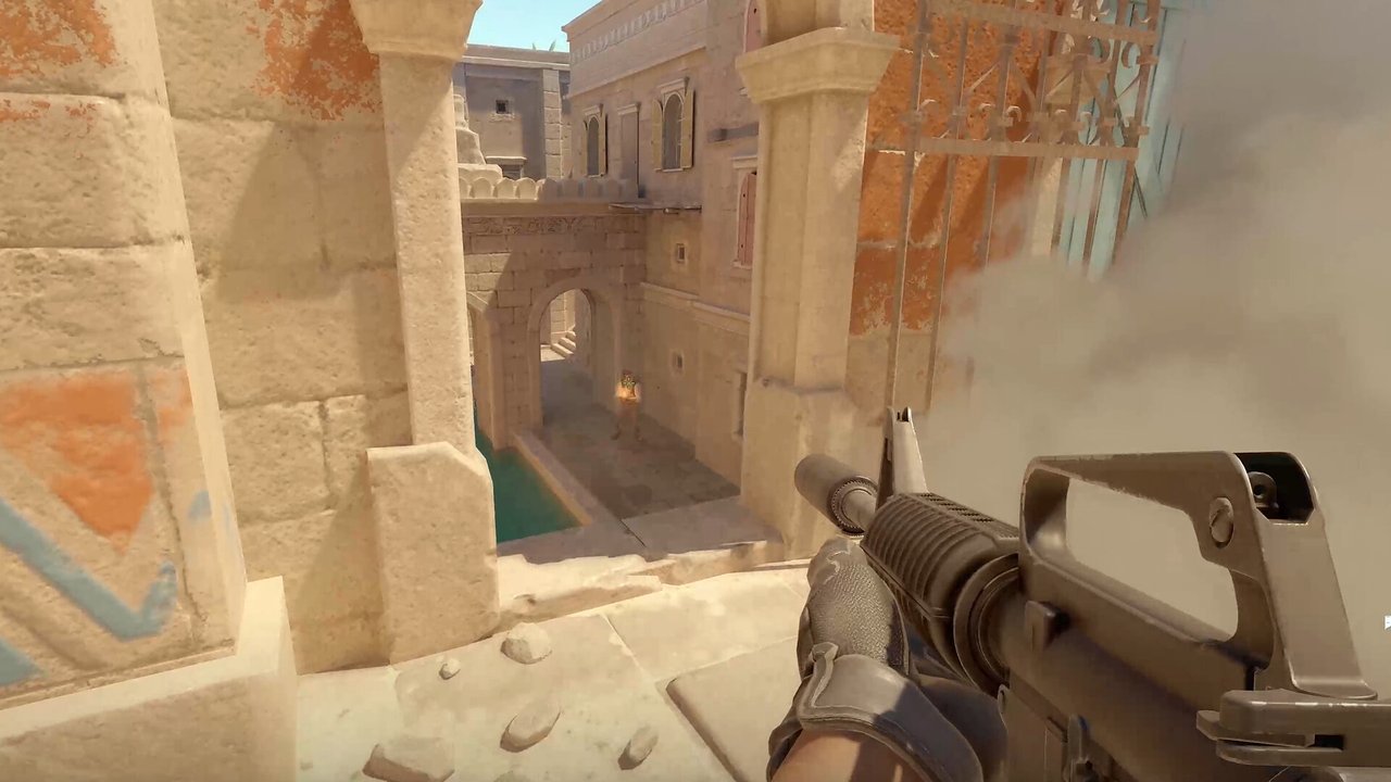 Counter-Strike 2'de kum rengi bir haritada M4 tüfeğiyle ilerleyen oyuncu