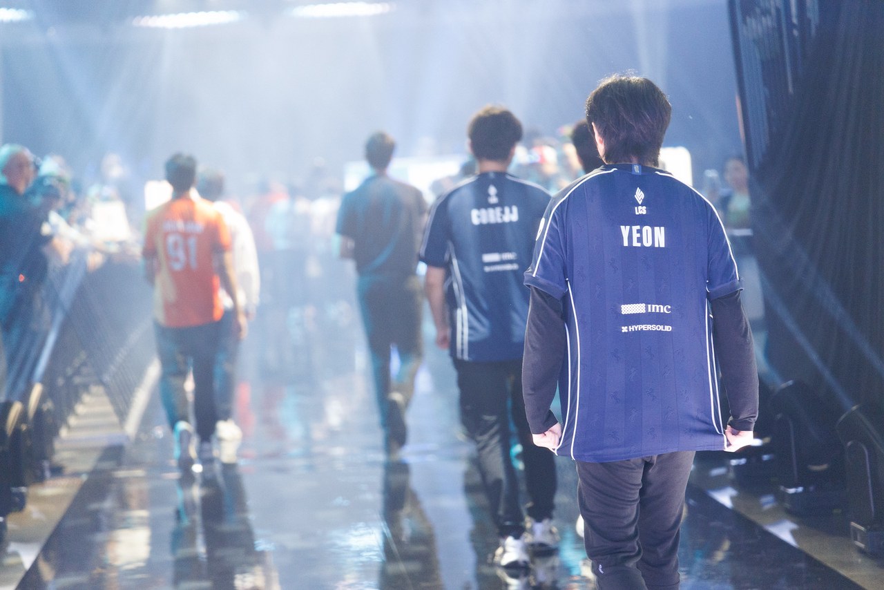 Team Liquid ve LØS oyuncuları Worlds 2026 sahnesine yürüyor