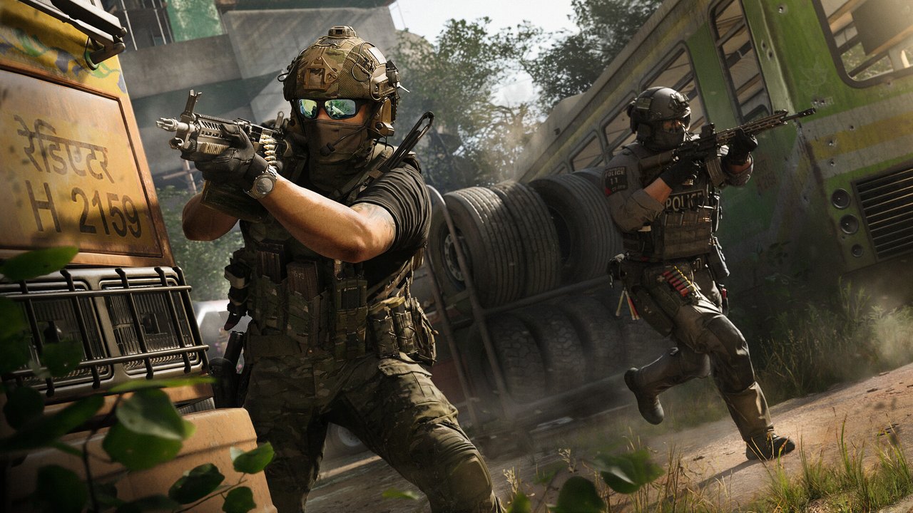 Modern Warfare 4'te yeşillikler arasında tüfeğiyle nişan alan kamuflajlı asker