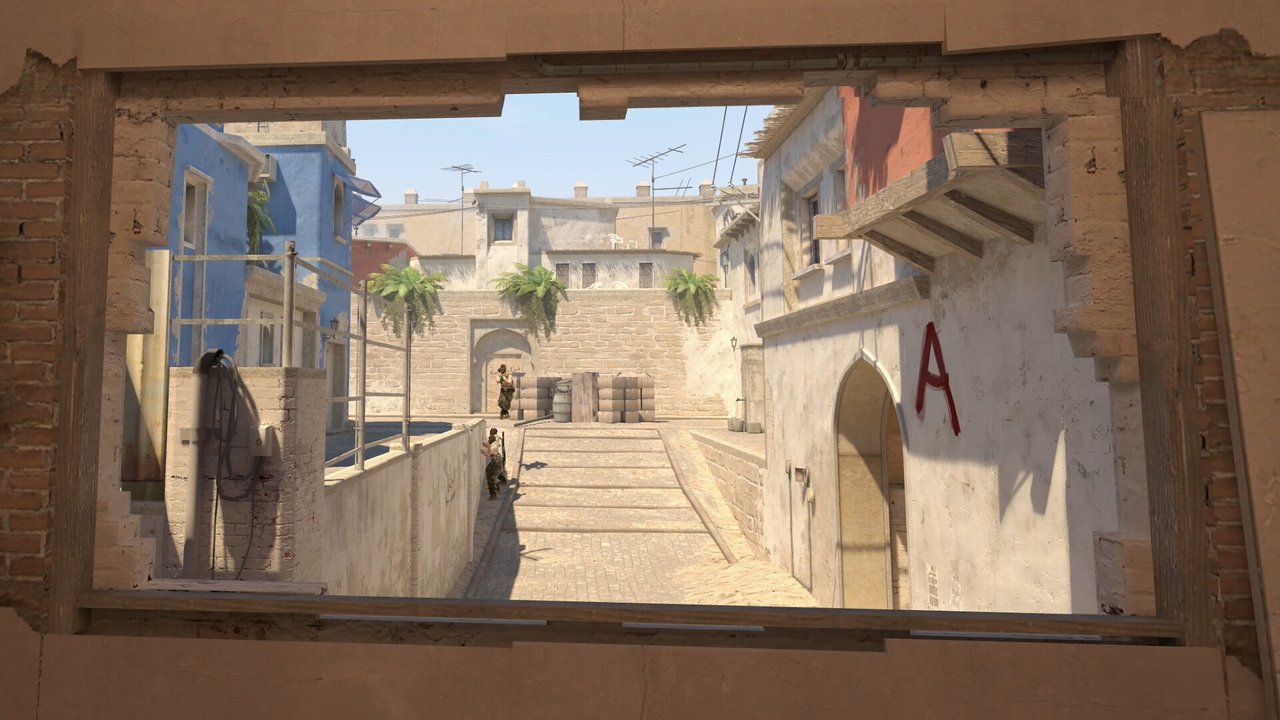 Counter-Strike 2 haritasında kum rengi duvarlarla çevrili avlu ve kemerli geçit
